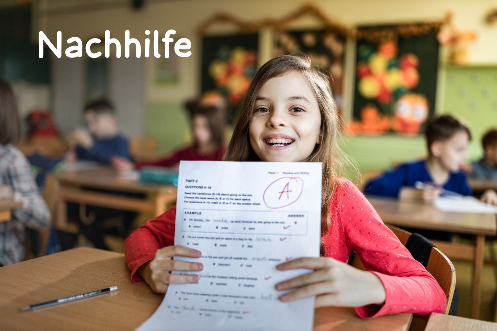 Nachhilfe zu Hause - Mutter hilft Kind beim Lernen