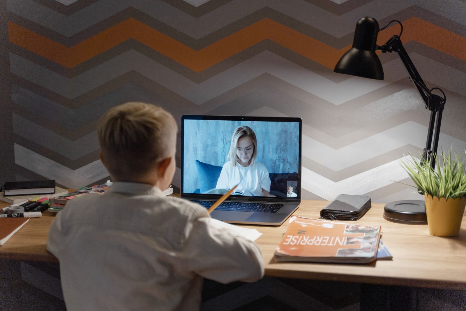 Kind bei der Online-Nachhilfe per Videokonferenz mit einer Lehrkraft
